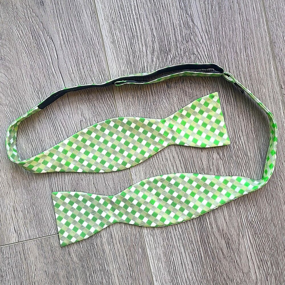 Adjustable green checkered bowtie
